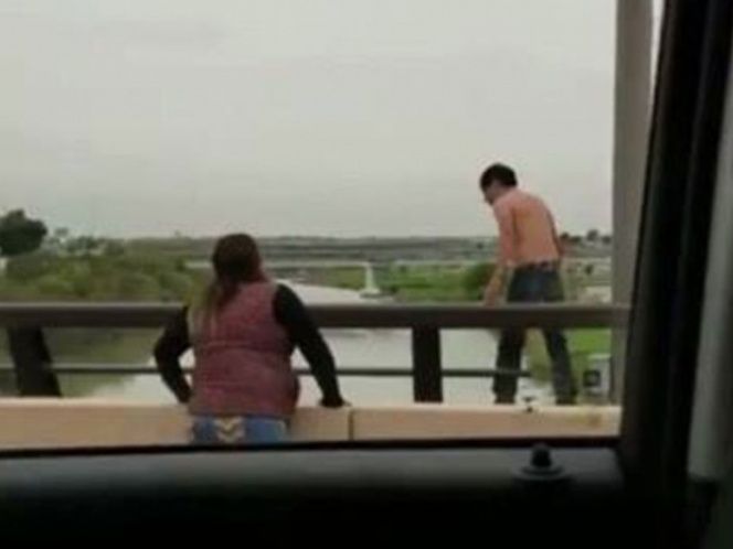 Migrante se lanza de puente internacional tras ser deportado