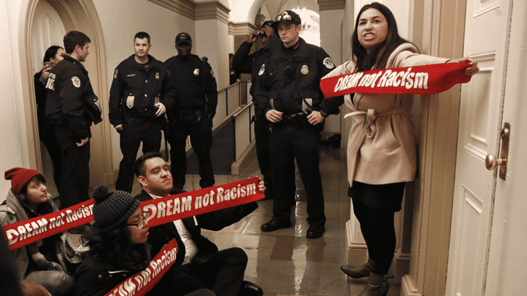 Juez prohibe retirar permisos de trabajo a beneficiarios de DACA Juez prohibe retirar permisos de trabajo a beneficiarios de DACA