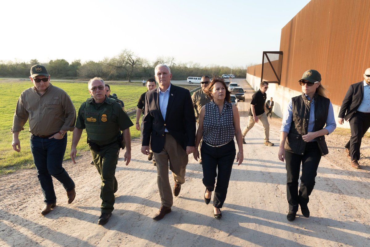 Mike Pence recorre la frontera entre EE.UU. y México
