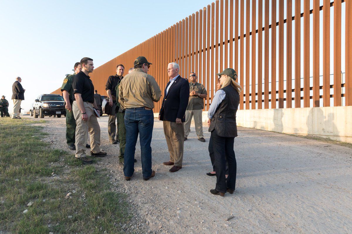 Donald Trump considera un nuevo plan de separación de familias - mike-pence-frontera