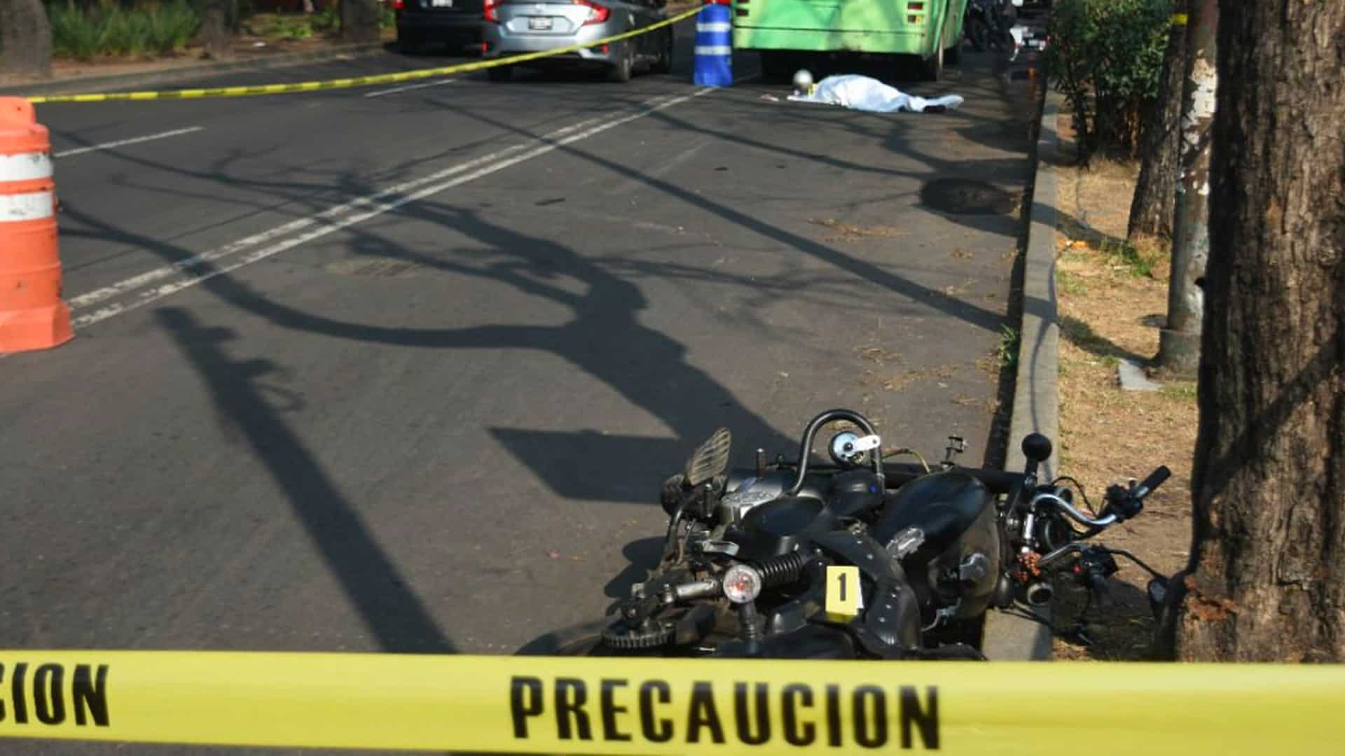 Camión de transporte público mata a motociclista en Coyoacán