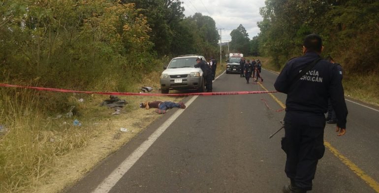 Asesinan a dos personas en Michoacán