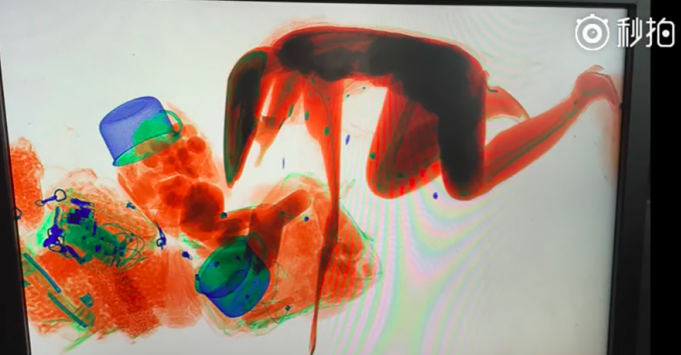 Mujer pasa por máquina de rayos X para evitar que robaran su bolsa