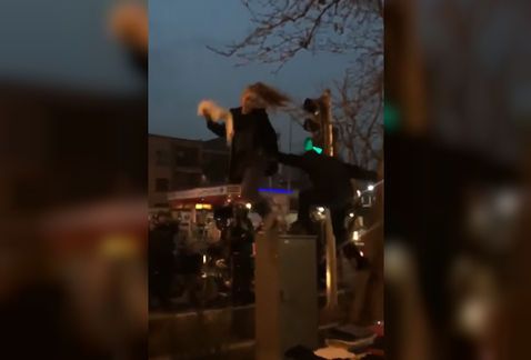 #Video Policía tira a mujer que protestaba contra uso de velo en Irán