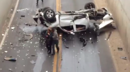 #VIDEO Mujer sale ilesa de camioneta tras chocar con tren y caer desde cinco metros