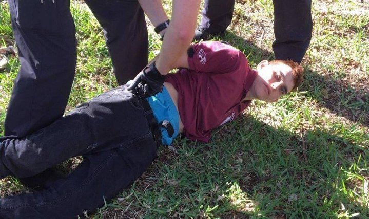 Acusan a joven de 17 cargos de asesinato tras tiroteo escolar en Florida
