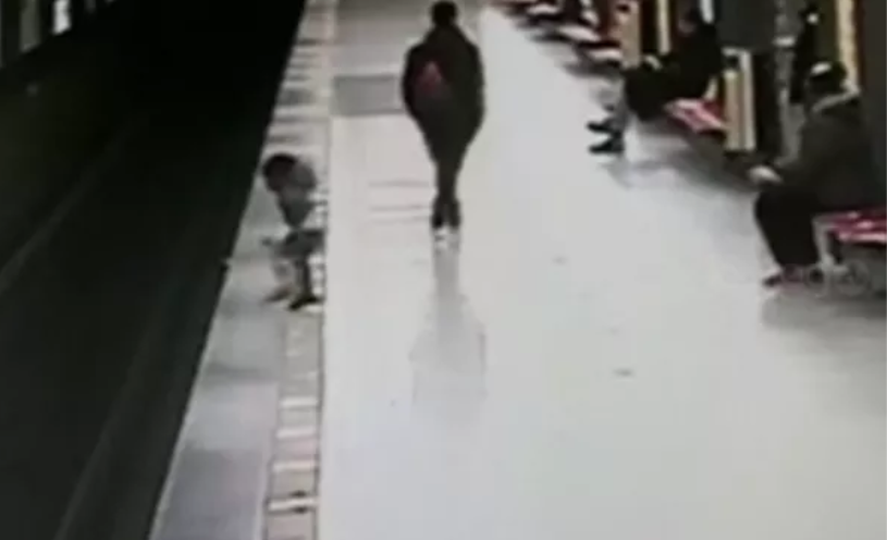 #Video Rescatan a niño tras caer a vías del Metro de Milán