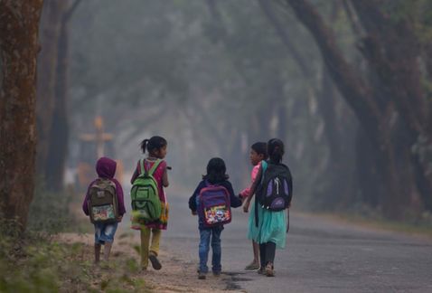 Vehículo mata a nueve niños en India