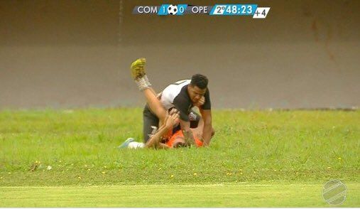 #Video Futbolista golpea a recogepelotas por festejar gol