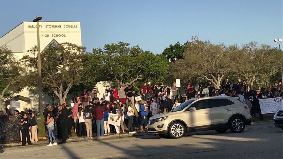 Aprueban ley en Florida para que maestros porten armas en escuelas