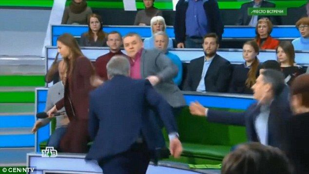 #Video Moderador golpea a asistente a debate en Rusia