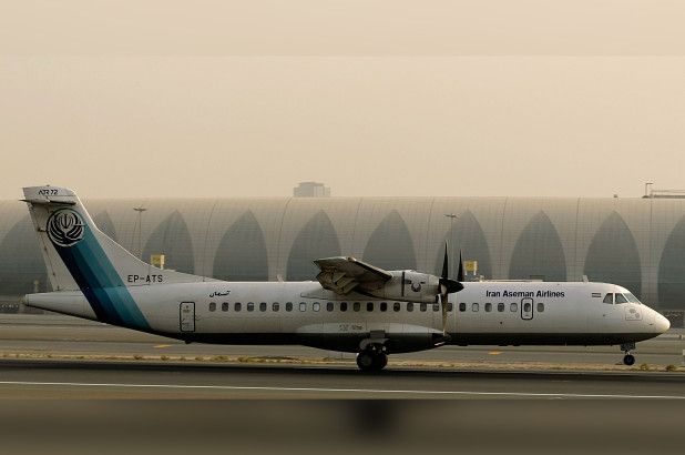 Mueren 65 personas al estrellarse avión en Irán