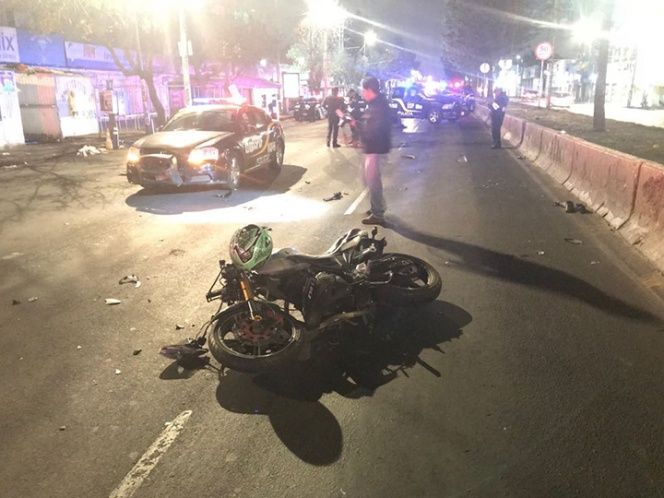 Motociclista atropella a dos policías en Iztapalapa