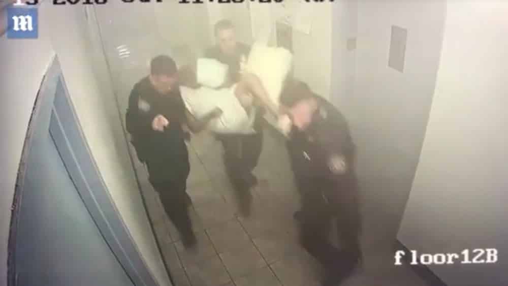 Policías de Nueva York cargan a anciana en incendio; la dejan abandonada