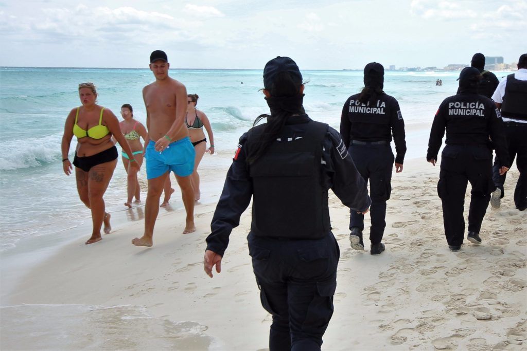 Capacitan a policías de Cancún por temporada de spring break
