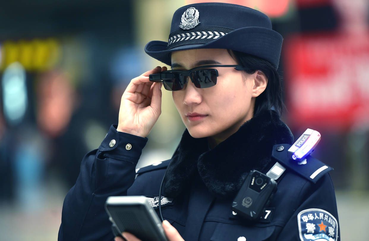 Policías en China utilizan gafas de reconocimiento facial