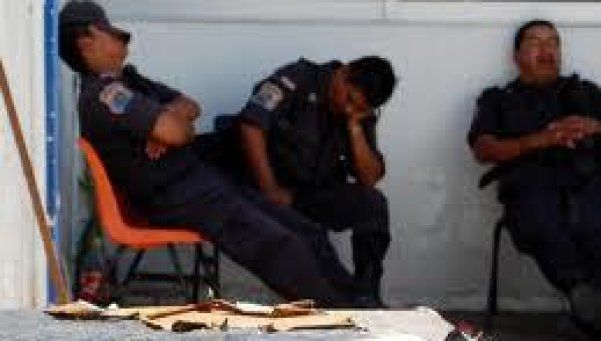Policías se quedan dormidos y son asaltados