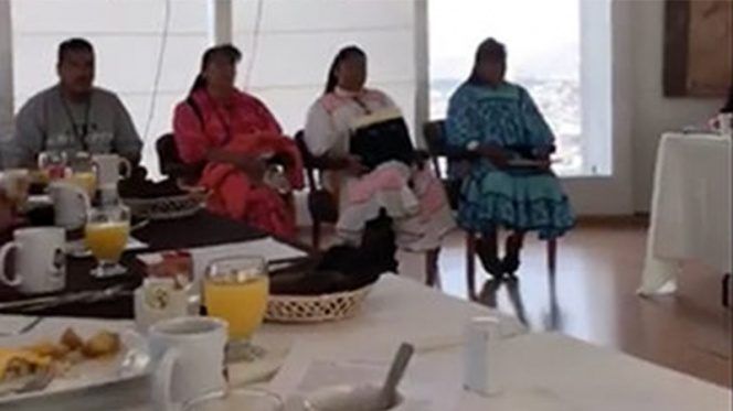 #Video Legisladores desayunan frente a rarámuris y ni agua les ofrecen