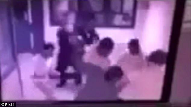 #Video Reos golpean a oficial en cárcel de Nueva York