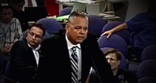 Policía encargado de escuela de Florida niega ser un cobarde