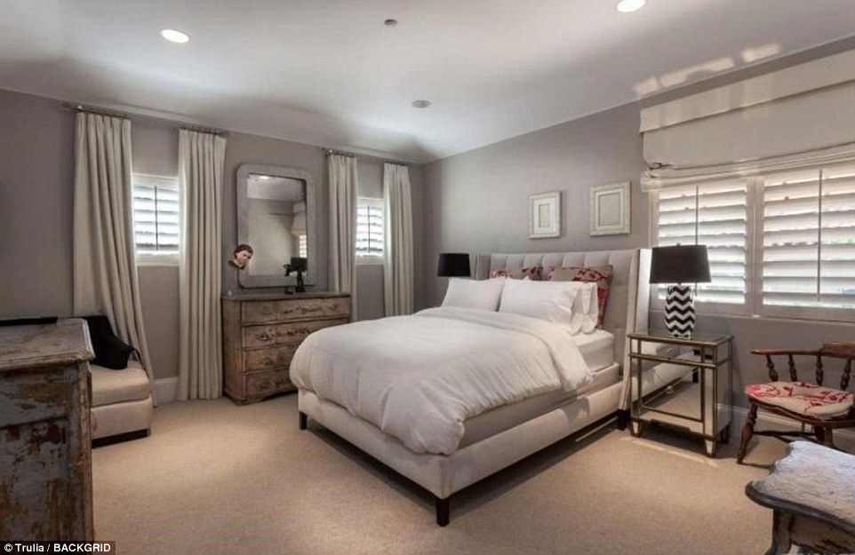 Charlie Sheen pone a la venta su mansión en Beverly Hills - sheen-12