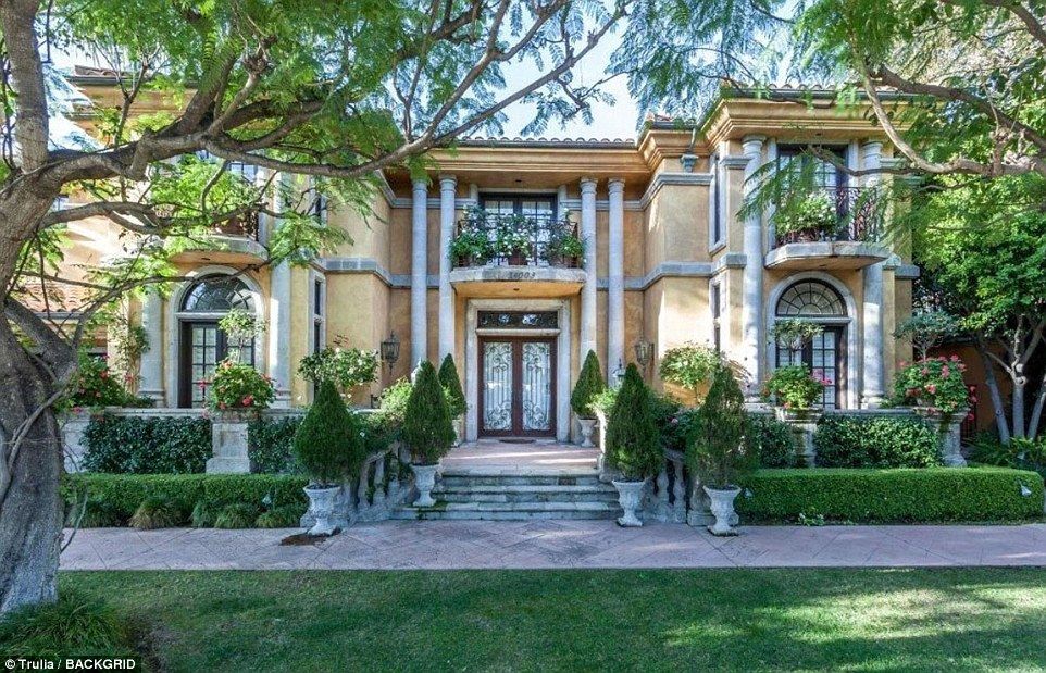 Charlie Sheen pone a la venta su mansión en Beverly Hills - sheen-2
