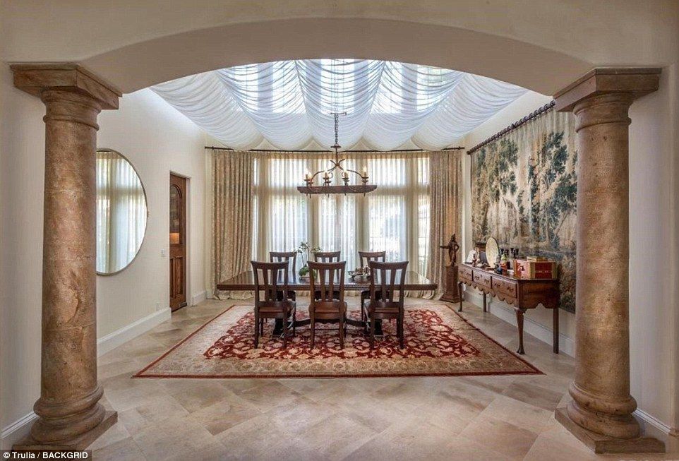 Charlie Sheen pone a la venta su mansión en Beverly Hills - sheen-3