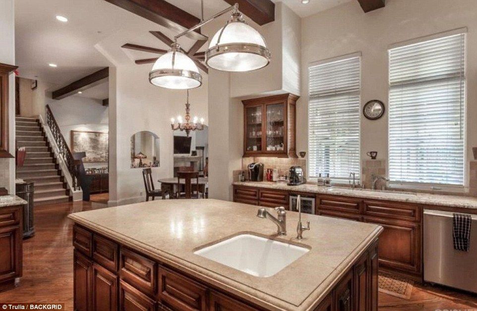 Charlie Sheen pone a la venta su mansión en Beverly Hills - sheen-4