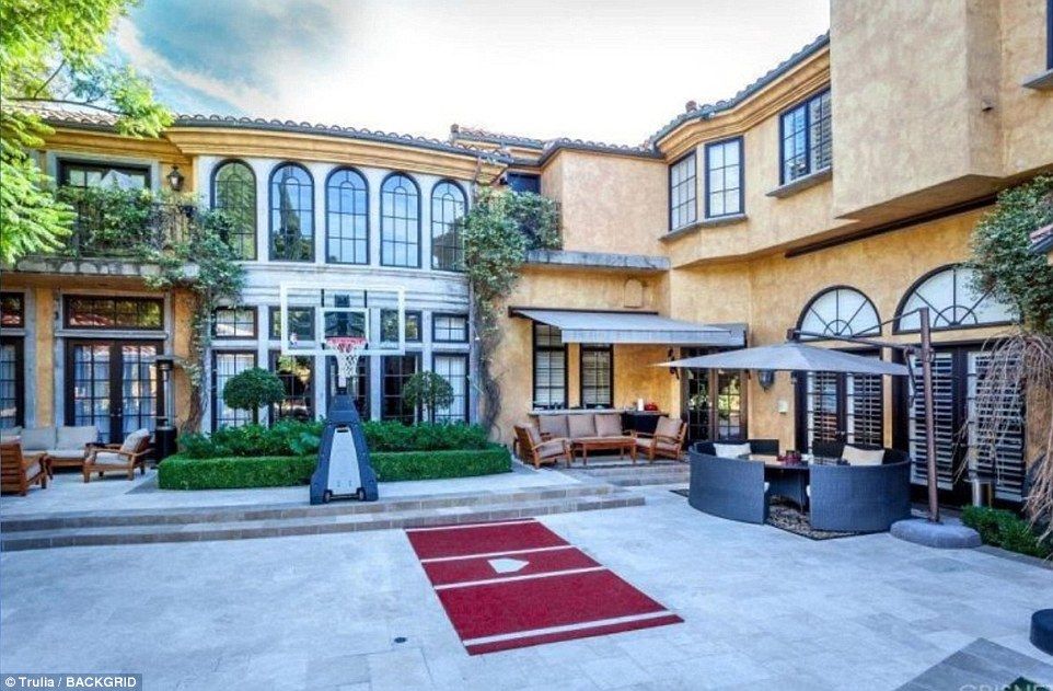 Charlie Sheen pone a la venta su mansión en Beverly Hills Charlie Sheen pone a la venta su mansión en Beverly Hills