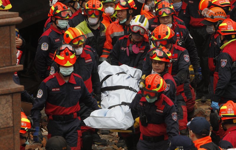 Suman 12 muertos tras sismo en Taiwán