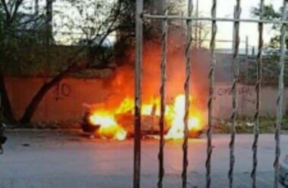 Descubren tres cuerpos en vehículo calcinado en Monterrey