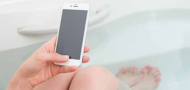 Mujer muere electrocutada por tomarse selfie en la tina