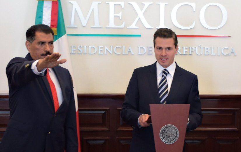 Enrique Peña Nieto toma protesta a nuevo director del ISSSTE