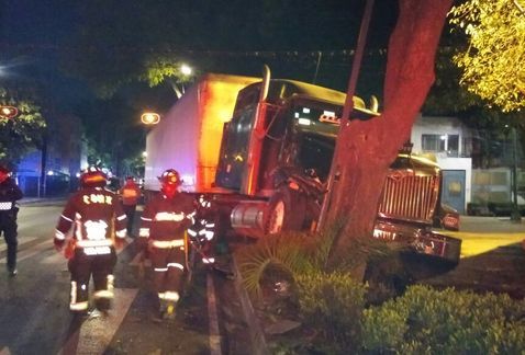 Choque deja una mujer lesionada en la colonia Del Valle