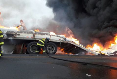 Se incendian tráileres en la carretera Nacional Monterrey-Nuevo Laredo