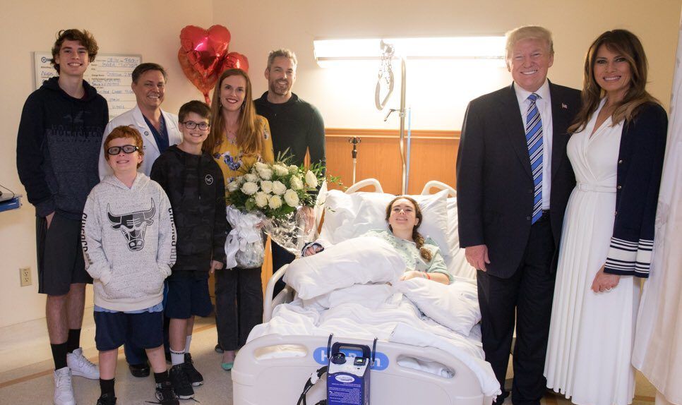Trump visita a sobrevivientes de masacre en Florida