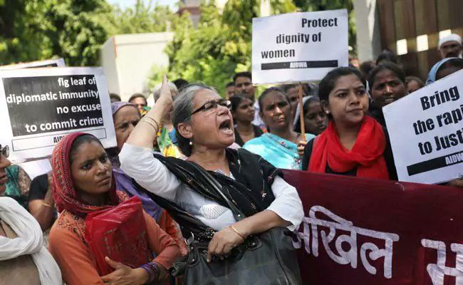 Turba saca a presuntos violadores de comisaría para lincharlos