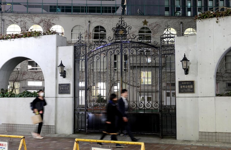 Escuela de Japón elige uniformes Armani de 14 mil pesos