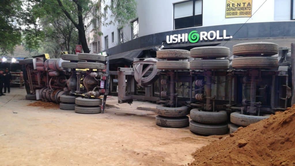 Vuelca tráiler con 20 toneladas de tierra en la colonia Condesa
