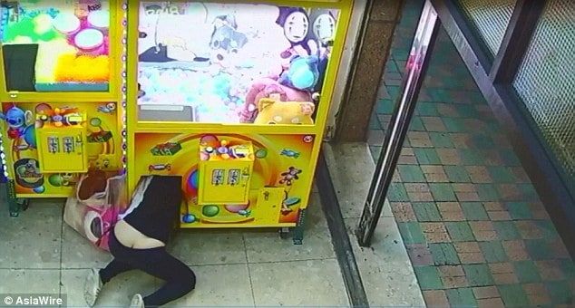 #Video Ladrona se mete en máquina para robar muñecos de peluche #Video Ladrona se mete en máquina para robar muñecos de peluche