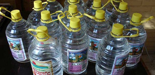 Aseguran 20 mil litros de aguardiente en la Huasteca