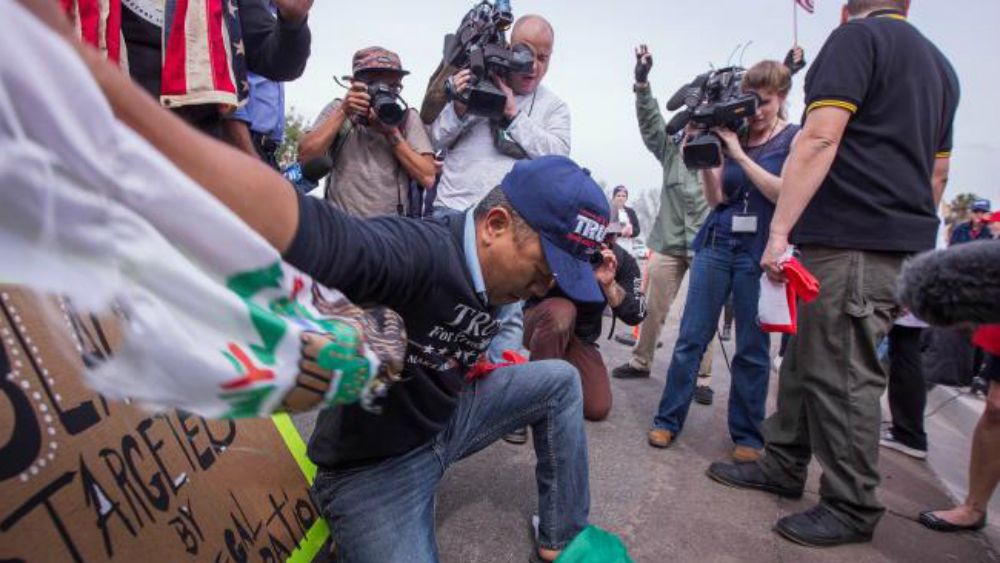 #Video Simpatizante de Trump rompe bandera de México
