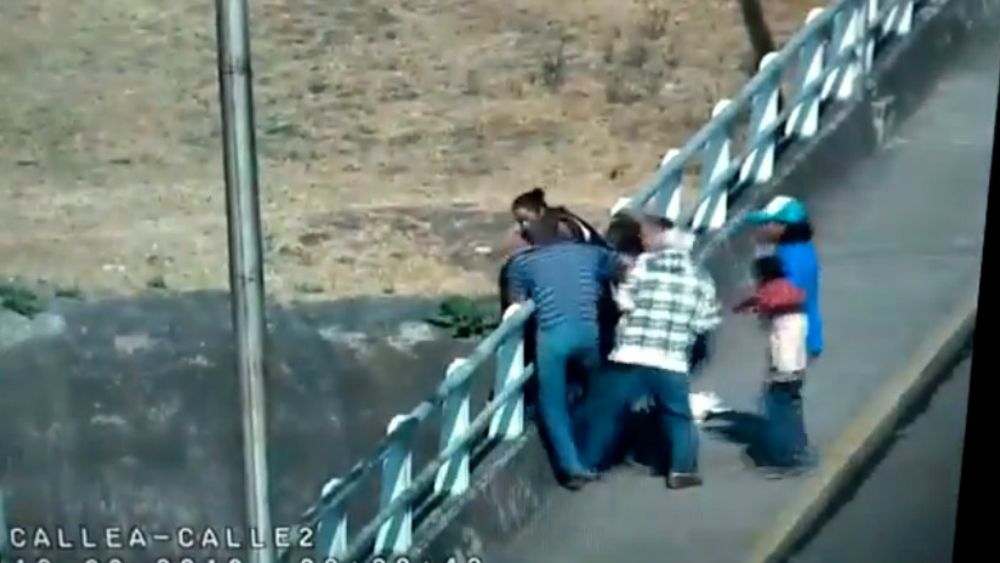 #Video Sujetos evitan que joven se suicide en Álvaro Obregón