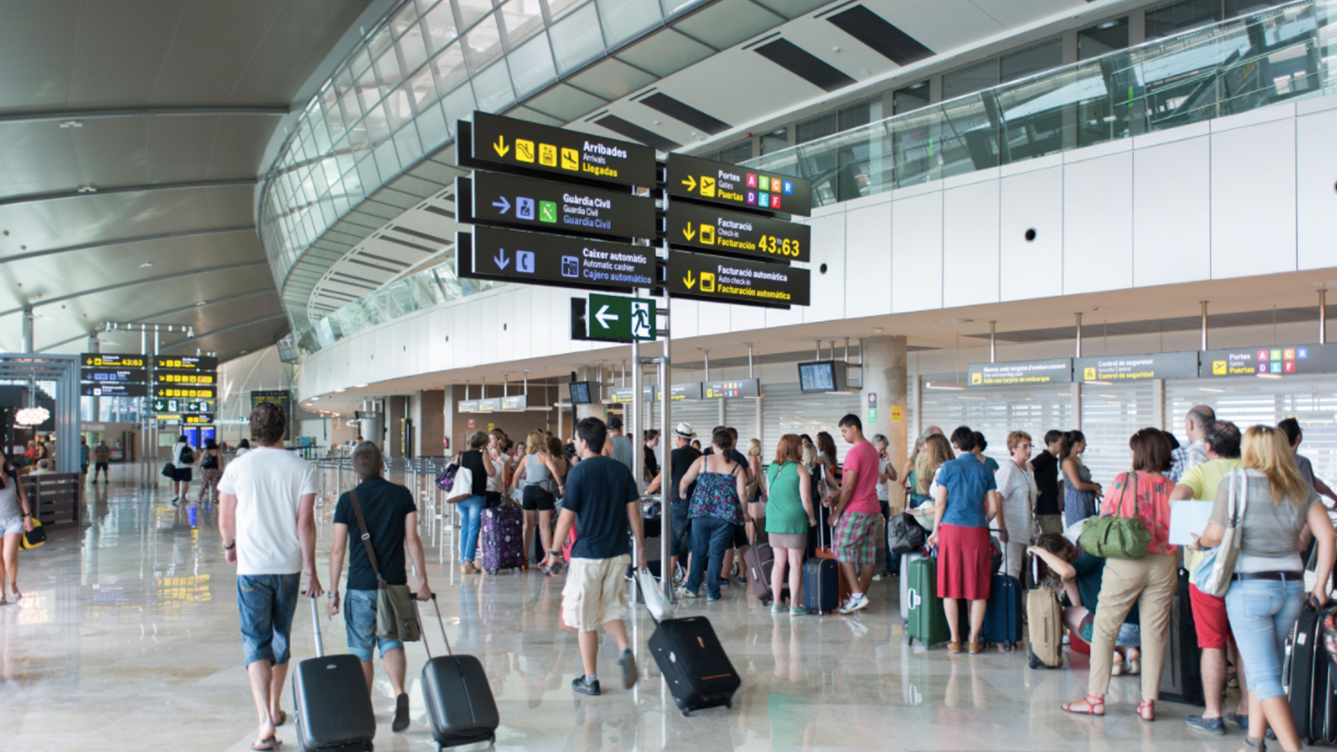 Aeropuertos españoles deberán vender botellas de agua en un euro