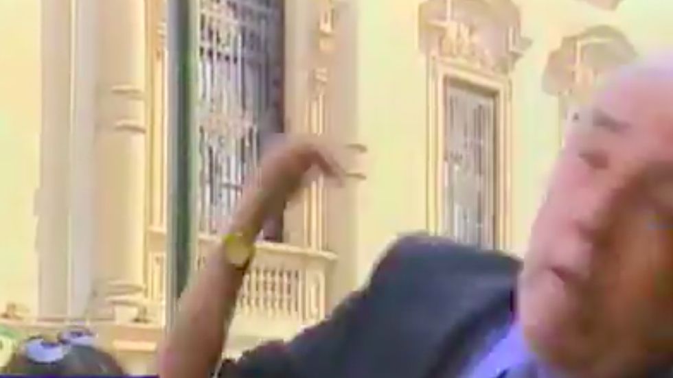 #Video Dan cachetada a legislador peruano durante entrevista