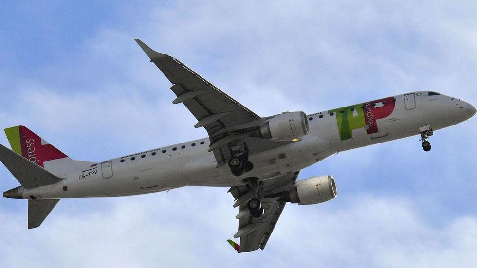 Copiloto ebrio deja varados a 106 pasajeros