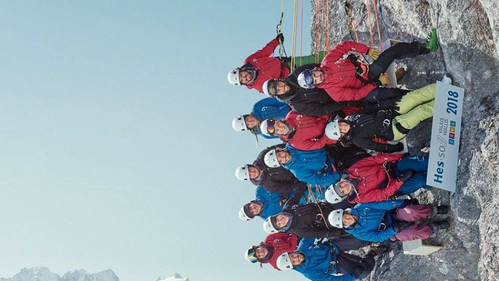 Así posaron estudiantes para foto que desafía la gravedad en los Alpes Suizos