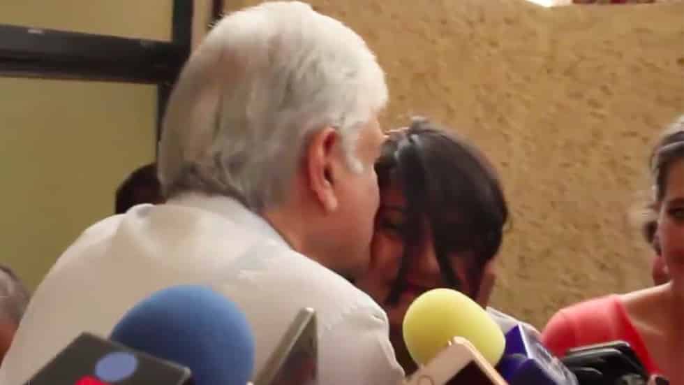 #Video AMLO abraza y besa a reportera que cayó frente a él #Video AMLO abraza y besa a reportera que cayó frente a él