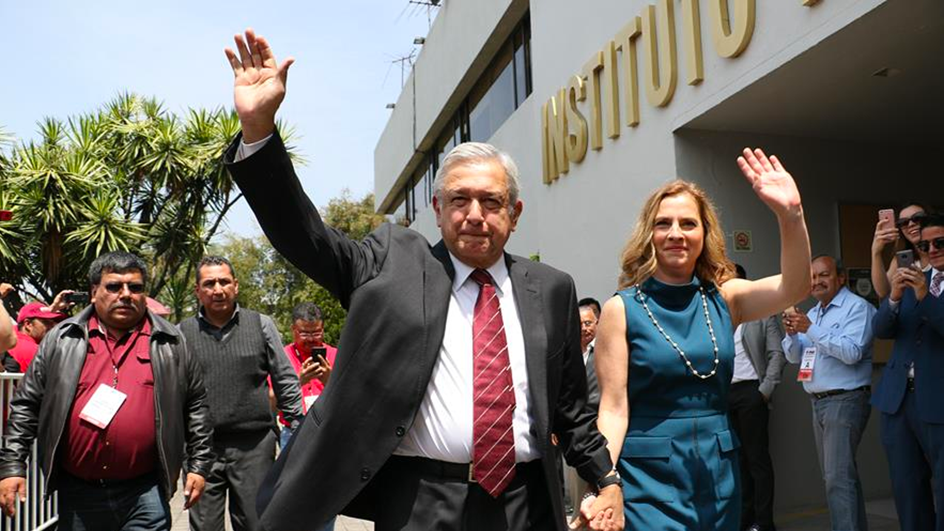 López Obrador se registra como candidato a la Presidencia de la República López Obrador se registra como candidato a la Presidencia de la República