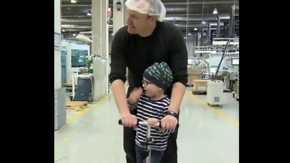 Empleados donan horas extra para que padre cuide de hijo enfermo